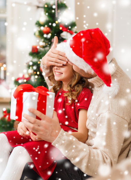 smiling father and daughter holding gift box - Φωτογραφία, εικόνα