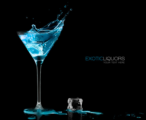 Verre à cocktail avec éclaboussures de boisson Blue Spirit. Modèle de conception
 - Photo, image