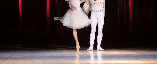 Balletto La Esmeralda. Primo piano delle gambe danzanti. Carta da parati balletto - Foto, immagini