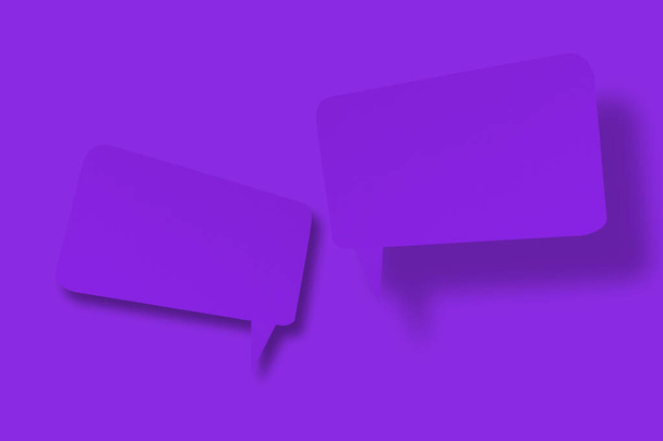 Violetti paperi muodossa puhekuplia vastaan violetti tausta. Viestintä kuplat. Suunnittelu - Valokuva, kuva