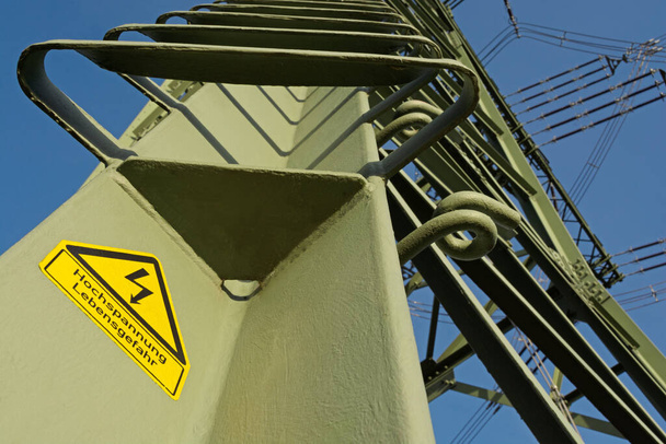 Elektrische pyloon met waarschuwing (in het Duits) - Foto, afbeelding