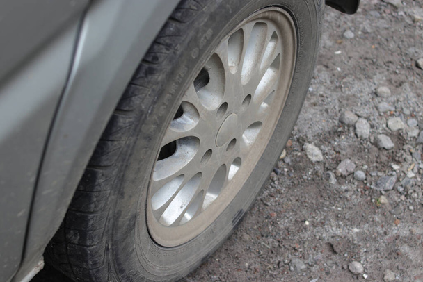 Close-up de um pneu de carro que não foi limpo há algum tempo - Foto, Imagem