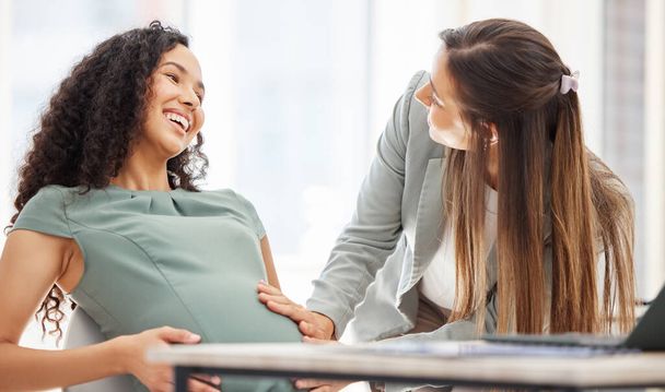 Постріл бізнес-леді торкається її колег вагітних живота в офісі
. - Фото, зображення