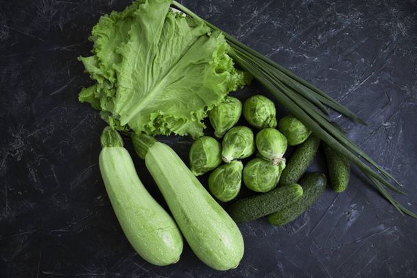 Koyu arkaplanda yeşil farklı sebzeler - Fotoğraf, Görsel