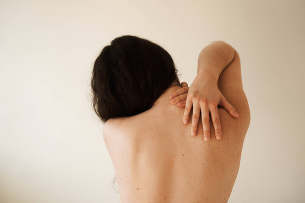 Servikal omurga osteokondrosis genç kadının radiküler sendromlarıdır. Çekici kız omurga ağrısı çekiyor. Omurilik baskısı yüzünden. - Fotoğraf, Görsel