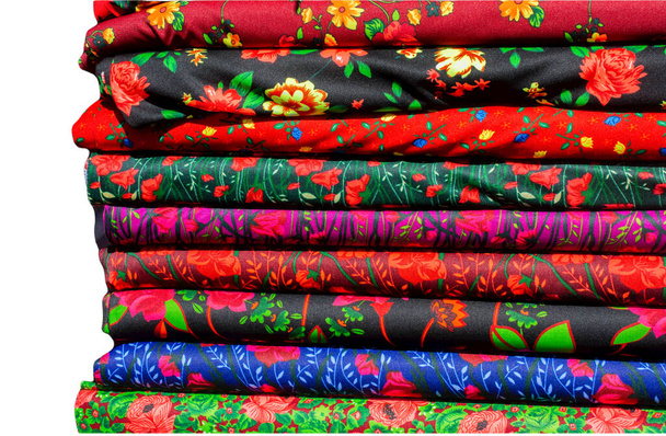 Продаж текстилю та тканини на білому тлі на турецькому ринку. - Фото, зображення