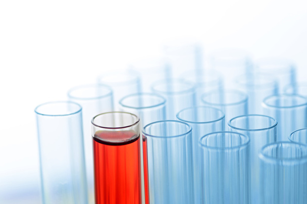 tubos de ensayo de laboratorio rojos
 - Foto, Imagen