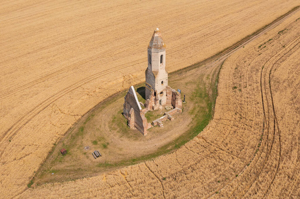 Somogyvamos, Hungary - Aerial view about abandoned church ruin named Pusztatemplom in the middle of an agricultural field. - Foto, Bild