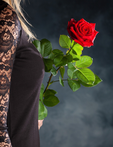 Kobieta z czerwoną różą - Zdjęcie, obraz
