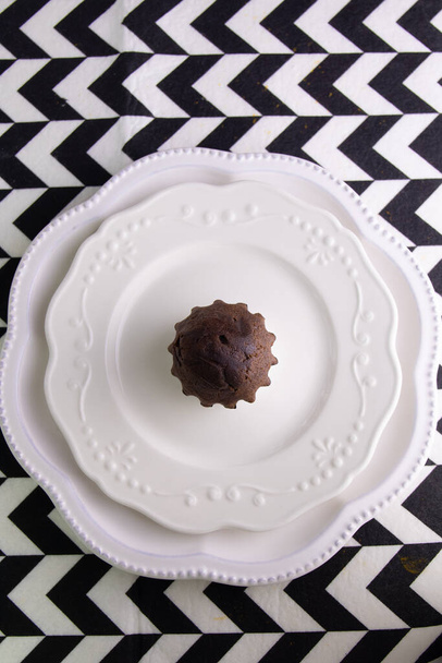 Mini Chocolate cake on white ceramic plate - Foto, Bild