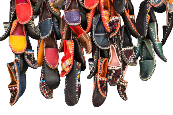 Традиционные турецкие кожаные туфли под названием йеменские. Красочные кожаные туфли ручной работы в Турции. - Фото, изображение