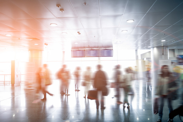 θολή επιβάτες που κοιτάζουν το χρονοδιάγραμμά αεροδρόμιο στην ηλιόλουστη ημέρα - Φωτογραφία, εικόνα