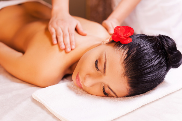 Massage therapist massaging woman back - Foto, Imagem