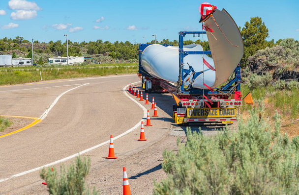 Pojedyncze długie ostrze turbiny wiatrowej na ciężarówce spoczywającej na postoju w stanie Idaho. - Zdjęcie, obraz