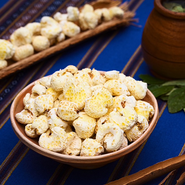 Bolíviai Snack Pasancalla (édesített beugrott kukorica) - Fotó, kép
