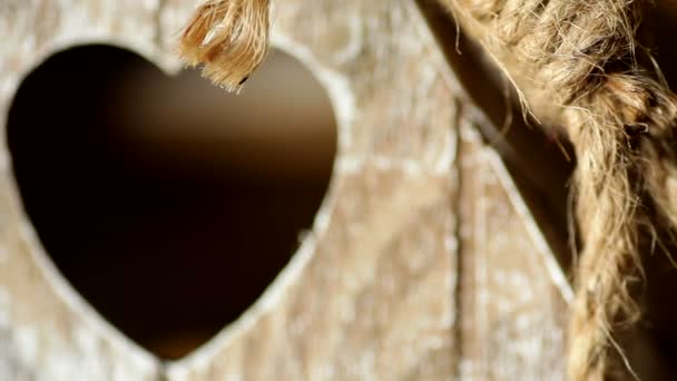 Elementen houten kandelaar close-up van een venster in de vorm van hart - Video