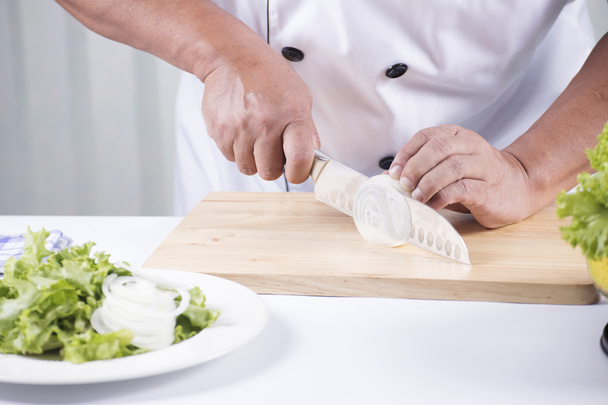Chef-kok snijden de UI - Foto, afbeelding