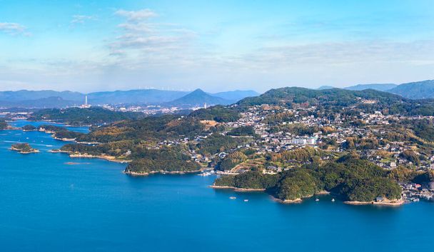 Άποψη Bird 's-eye ενός θαλασσινού τοπίου του Sasebo που ονομάζεται Kujukushima, που σημαίνει 99 νησιά διάσημα για την πριονισμένη ακτή τους με πολλαπλές νησίδες μέρος του Εθνικού Πάρκου Saikai στο Kyushu. - Φωτογραφία, εικόνα