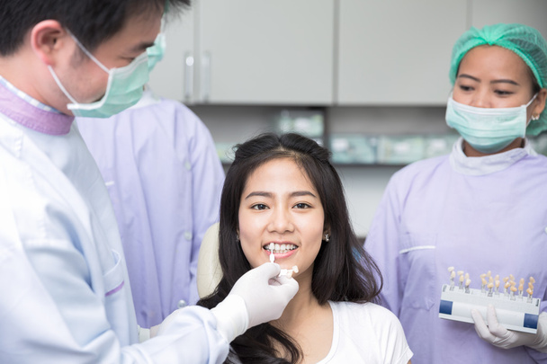 Zahnarzt vergleicht Zahnschatten von Patienten  - Foto, Bild