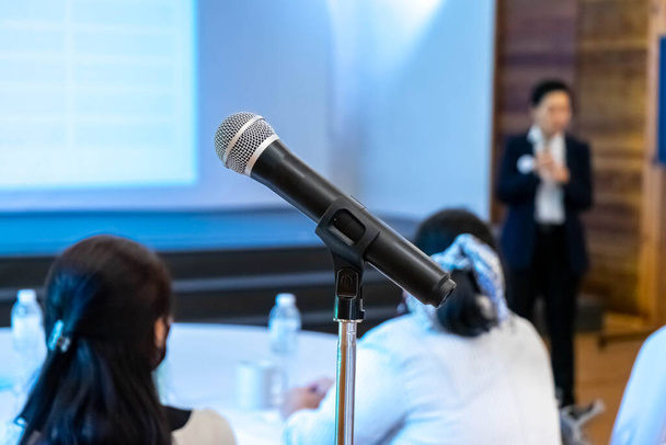 micrófono está en soporte de micrófono en la sala de reuniones del seminario para que todo el mundo lo use al hablar o saludar a los participantes del seminario. - Foto, imagen
