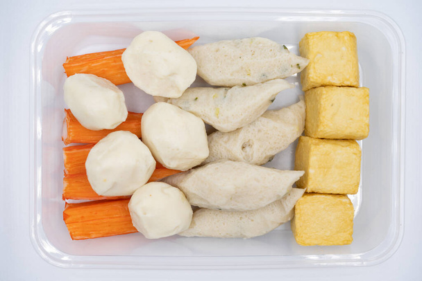 Tofu con pescado, palitos de cangrejo y albóndigas Se utilizan para hacer sukiyaki, que es aún más delicioso cuando se sirve con salsa de suki shabu.. - Foto, imagen