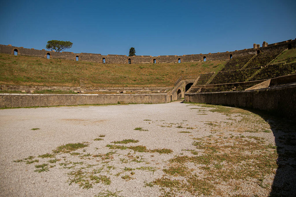 Park archeologiczny Pompejów. Starożytne miasto. Ruiny rzymskiego amfiteatru dla 20 tysięcy ludzi, gdzie toczyły się walki gladiatorów. Spacery po historycznych miejscach Europy - Zdjęcie, obraz