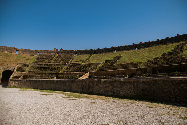 Archeologisch park van Pompeï. Oude stad. De ruïnes van een Romeins amfitheater voor 20.000 mensen, waar gladiatorengevechten plaatsvonden. Wandelingen in de historische plaatsen van Europa - Foto, afbeelding