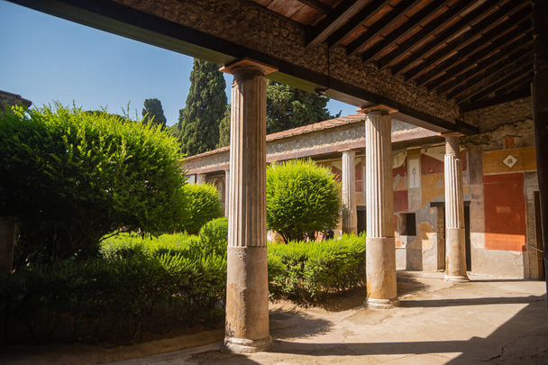 Pompeji Régészeti Park. Egy ősi város, ami tragikusan elpusztult a láva alatt. Régi lerobbant házak, villák. Belső olasz udvar. Séták Európa történelmi helyein - Fotó, kép