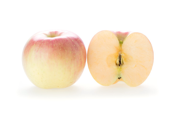 Apple fuji vruchten geïsoleerd op witte achtergrond - Foto, afbeelding