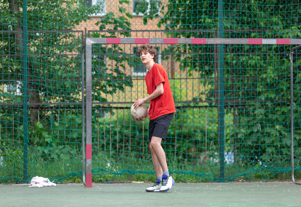 Gençler yazın futbol sahasında antrenman yapıyor. - Fotoğraf, Görsel