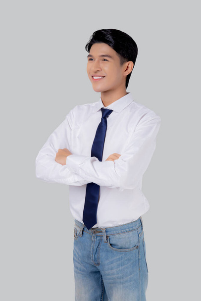 Portré üzletember keresztbe karját állva elszigetelt fehér háttér, fiatal ázsiai üzletember menedzser vagy ügyvezető, amelynek magabiztos pozitív a siker. - Fotó, kép