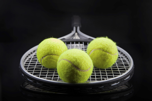 テニスのセット。テニス ラケットとボール. - 写真・画像