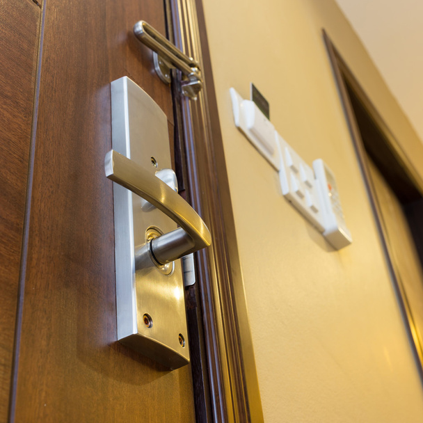 μεταλλική πόρτα λαβή για ξύλινη πόρτα - Φωτογραφία, εικόνα
