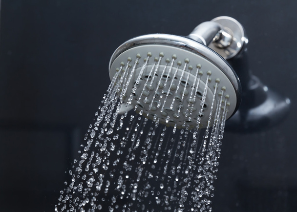 Cabeça de chuveiro no banheiro com gotas de água fluindo - Foto, Imagem