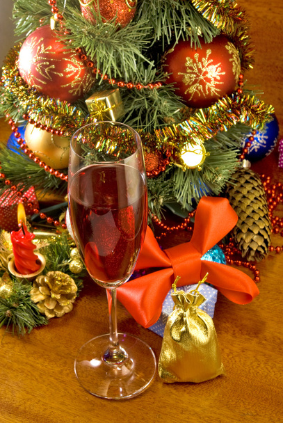 glass of wine on Christmas tree background  - Foto, Imagem