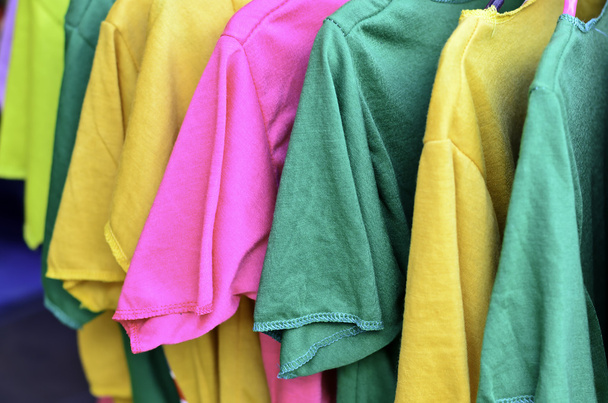 kleurrijke t-shirt op hangers - Foto, afbeelding