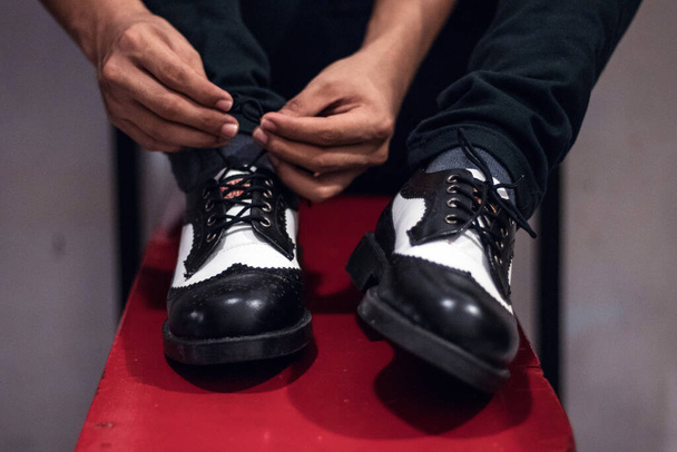 Close-up de dois tons de couro genuíno dos homens preto e branco sapatos brogues wingtips feito à mão por um artesão sapato em casa - Foto, Imagem
