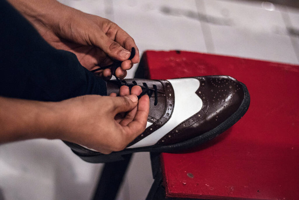 Ці два темно-коричневі та білі черевики Брауга з натуральної шкіри носять висіти вночі
 - Фото, зображення