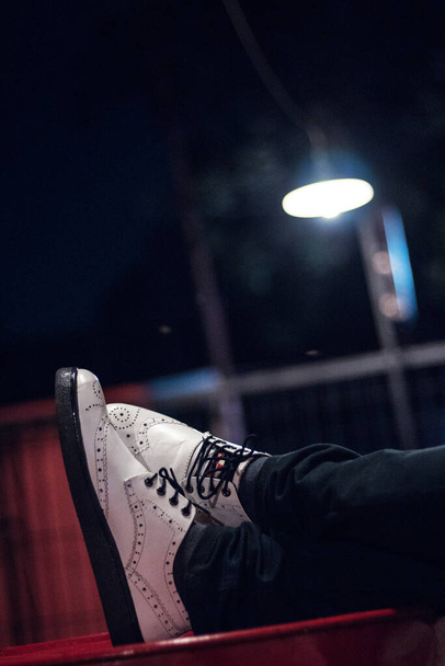 Queste scarpe complete brogue punta alare bianche in suola sneaker in vera pelle sono indossati per appendere fuori di notte - Foto, immagini