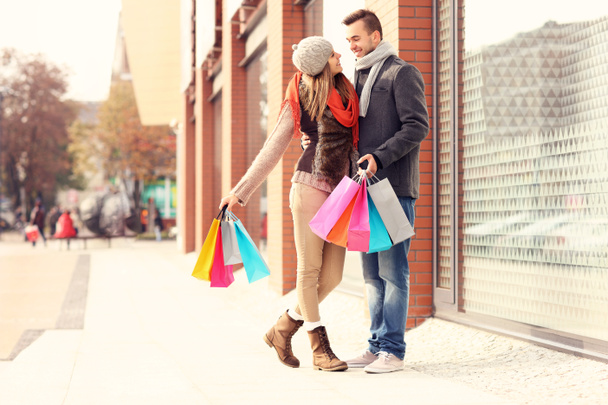 pareja joven de compras en la ciudad - Foto, Imagen