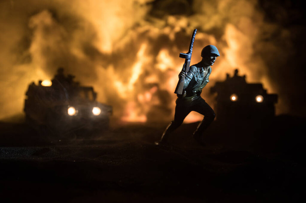 Война между Россией и Украиной. Сцена сражения на фоне тумана войны, боевые силуэты под облачным горизонтом ночью. Армейский автомобиль с солдатами художественное оформление. Селективный фокус - Фото, изображение