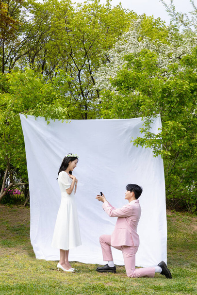 Beautiful Asian couple at wedding photoshoot in the park  - Foto, Bild
