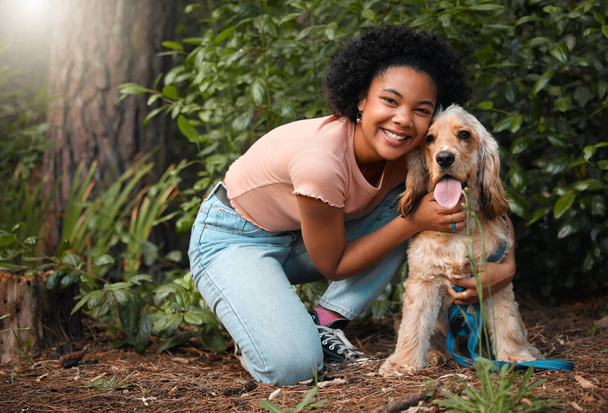 Full length portrait of an attractive young woman and her Cocker Spaniel puppy outside. - Foto, Imagen