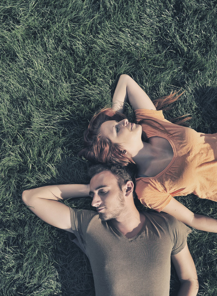 Paar liegt im Gras - Foto, Bild