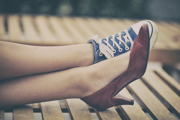 Kobieta nogi w buty różnych - Zdjęcie, obraz