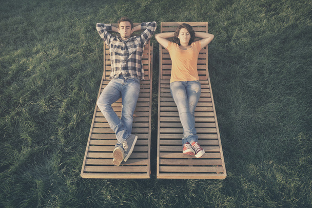 Paar rustend op de bank - Foto, afbeelding