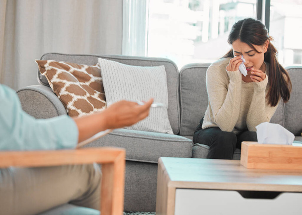 Aufnahme einer weinenden jungen Frau während einer Beratung mit ihrem Therapeuten. - Foto, Bild