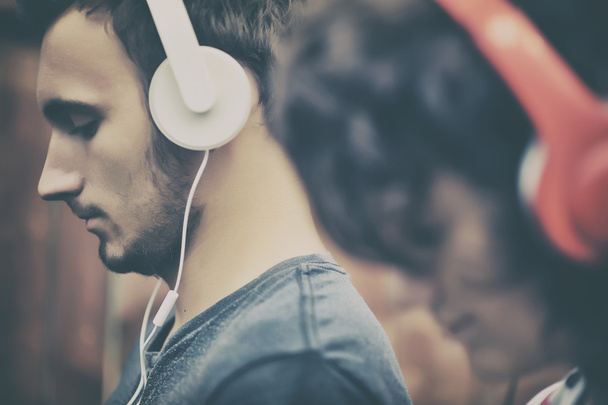 Pareja escuchando música en auriculares
 - Foto, Imagen