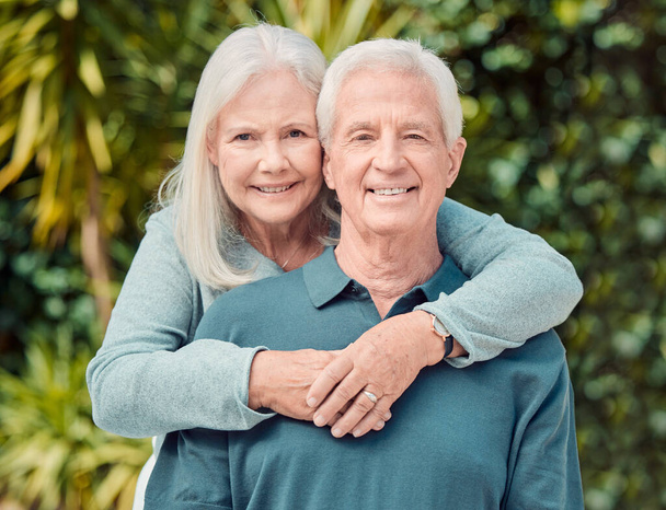 Cropped portrait of an affectionate senior couple outside in their garden at home. - Fotoğraf, Görsel