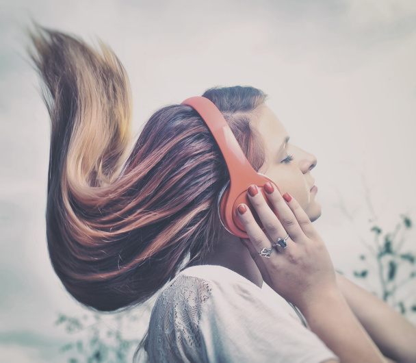 Κορίτσι που ακούει μουσική στα ακουστικά - Φωτογραφία, εικόνα